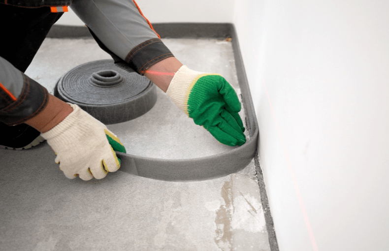 Floating screed with wall insulation strips